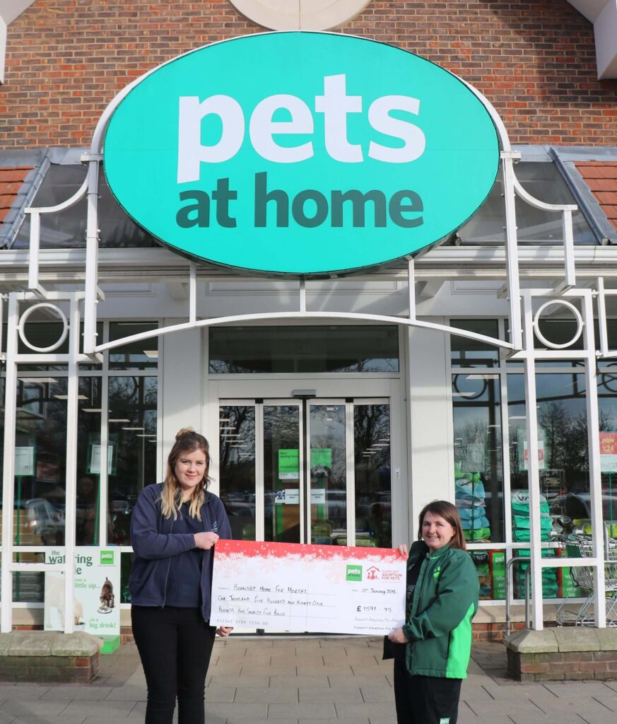 bransby member of staff accepting a cheque from pets at home